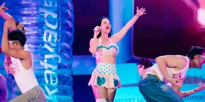 Katy Perry confunde “mucha ropa” con insulto y desata risas en FENAPO
