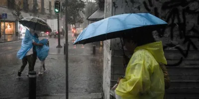 Monzón y ondas tropicales golpean México con lluvias muy fuertes este lunes