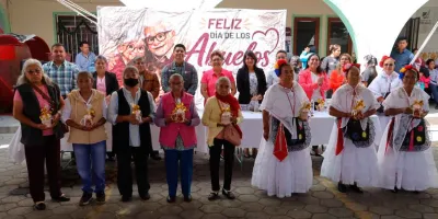 Omar Muñoz y Tere Alfaro celebran a los abuelitos de San Lorenzo Almecatla