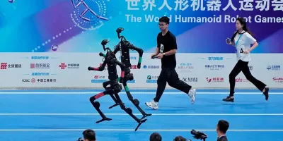 Robot humanoide acelera en Pekín, no frena y termina entre chispas