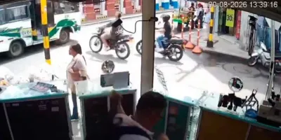 Sale disparado de su moto y termina dentro de un autobús