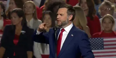 “Yo mismo pago el boleto”: JD Vance arremete contra manifestante que ondeaba la bandera de México