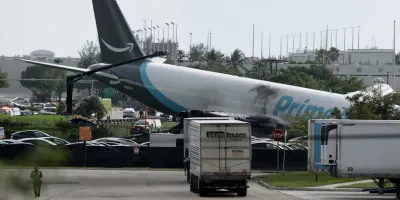 Avión de Amazon choca contra vehículos y deja cinco muertos en Miami