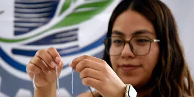 Con sargazo estudiantes BUAP crean biohilos