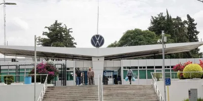 IBERO y UPAEP piden reconversión laboral tras recortes en Volkswagen