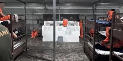 Encerrados en jaulas, bajo el sol, con plagas y sin acceso a agua: así vivían en Alligator Alcatraz