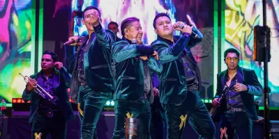 Feria de Cholula vive noche de música con Banda La Misteriosa