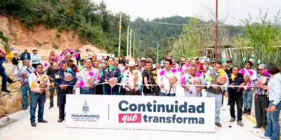 Habitantes de Tlacomulco, en Huauchinango, recibieron camino pavimentado