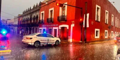 Tormenta inunda vialidades y complica movilidad en Puebla