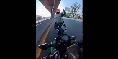 Biker choca a su novia y casi la manda bajo un microbús. VIDEO