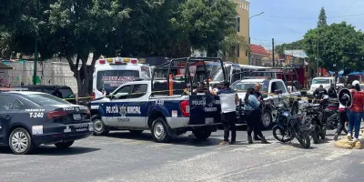 Murió policía al estamparse con su moto contra ruta de transporte en Tehuacán