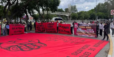 Normalistas de Teteles protestan ante FGE por detención de abogado
