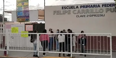 Padres protestan en primaria de Atlixco; exigen maestro tras meses sin docente
