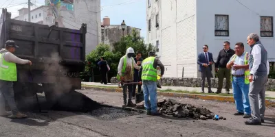 Supervisa Pepe Chedraui labores de bacheo en colonia La Noria