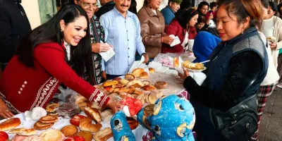 Tonantzin Fernández entrega alimentos a artesanos y peregrinos durante el Trueque Milenario 