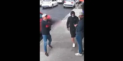 Ladrones regresan y encañonan a hombre para robarle celular. VIDEO