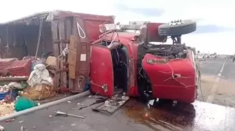 Camión destrozó auto en Tecamachalco, hubo un muerto