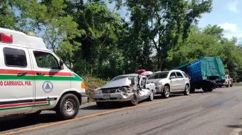 Carambola entre tres vehículos en Jalpan sólo dejó daños materiales