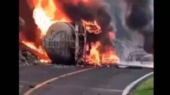 Choque y explosión de pipa provoca el cierre de la carretera Izúcar-Tehuitzingo