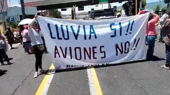 Manifestantes de Tehuacán y de la Sierra Negra cierran carretera, acusan sobrevuelo de avionetas antilluvias