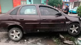 Coche y mototaxi tiraron poste de CFE tras impactarse en Xicotepec