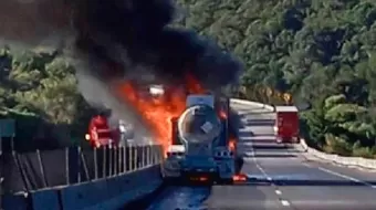 Cierre de autopista México-Puebla por incendio de pipa en Texmelucan