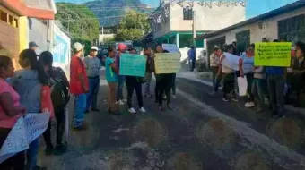 Se manifiestan papás de la escuela Ignacio Zaragoza en Tlacuilotepec, exigen falta de maestro