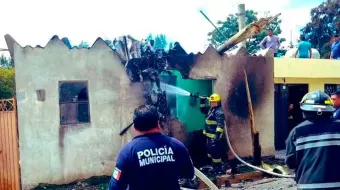 Avioneta se desplomó sobre una casa en Felipe Ángeles; hay tres muertos 