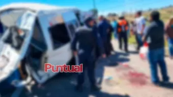 Once heridos deja choque de tráiler contra camioneta con peregrinos en Apizaco