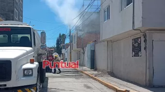 Incendio en colonia de Texmelucan deja una persona con quemaduras y lesiones