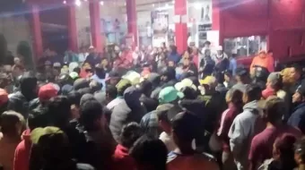 Pobladores apedrean patrullas en Tlahuapan al no poder m4tar a un ladrón 
