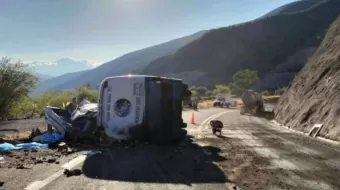 Al menos 17 muertos por volcadura de autobús en límites entre Puebla y Oaxaca