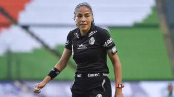 La silbante Priscila Pérez es amenazada por directivo con pistola en mano en la Liga Premier; FMF le pidió que no hiciera ningún reporte en la cédula