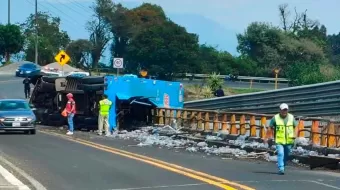 Volcadura de tráiler provoca cierre de la carretera federal Pachuca-Tuxpan
