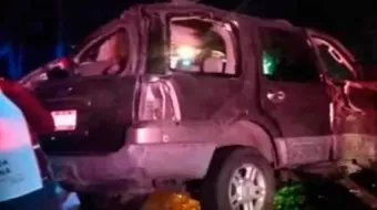 9 lesionados al chocar dos camionetas en la Sierra Norte 