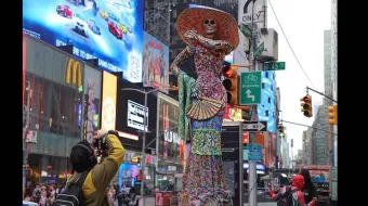 En el Times Square, Atlixco y Turismo de Puebla instalaron cuatro catrinas y un diablito