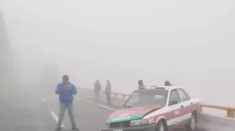 Niebla provocó encontronazo de 5 autos en la Sierra Norte; hubo 3 heridos