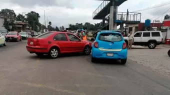 Chocan dos autos en el bulevar de Xicotepec, sólo hubo daños materiales