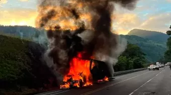Se quemó tráiler en autopista de la Sierra Norte