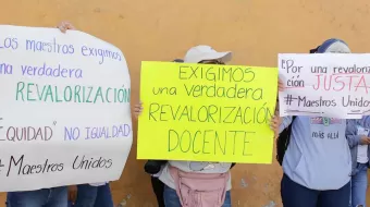 Docentes se manifiestan por falta de pago retroactivo, cierran vialidades