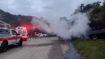 Fuego consume camioneta en carretera de Venustiano Carranza