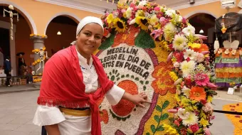 Medellín y Puebla hermanados por el Día de Muertos, elaboran “Silleta” de flores