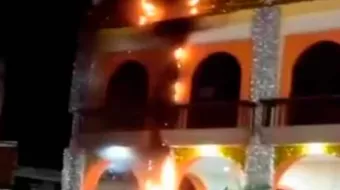 Se incendia adorno navideño del Palacio Municipal de Ajalpan