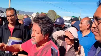 Tianguistas cierran la carretera El Seco- Esperanza; se oponen a ser reubicados