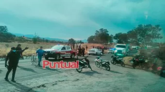 Choque en la México-Puebla entre motocicleta y autobús deja varios heridos