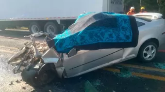 Aparatoso choque deja dos personas muertas en la autopista México-Tuxpan