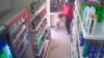 Hombre agrede a niño en tienda; VIDEO causa INDIGNACIÓN
