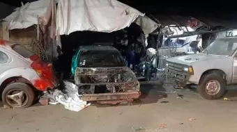 Descubren taller con autos robados en Huauchinango; hubo un detenido