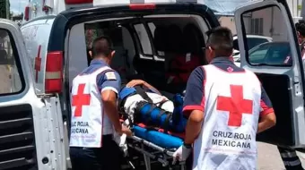 5 lesionados tras estrellarse un auto contra taxi en Tehuacán 