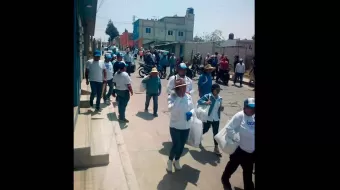 Pobladores de Tlalancaleca corren a Óscar Anguiano; “tiene el descaro de pedir el voto”
